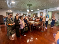 LINE_ALBUM_ดูงาน จ_แพร่_260316_19.jpg - โครงการส่งเสริมกิจกรรมผู้สูงอายุ ประจำปี 2569 กิจกรรมการศึกษาดูงานเพื่อพัฒนาคุณภาพชีวิตให้กับผู้สูงอายุ เทศบาลตำบลสันป่าตอง ณ วิสาหกิจชุมชนหม้อห้อมทุ่งเจริญย้อมสีธรรมชาติ อำเภอเมืองแพร่ จังหวัดแพร่ | https://www.sanpatong.go.th